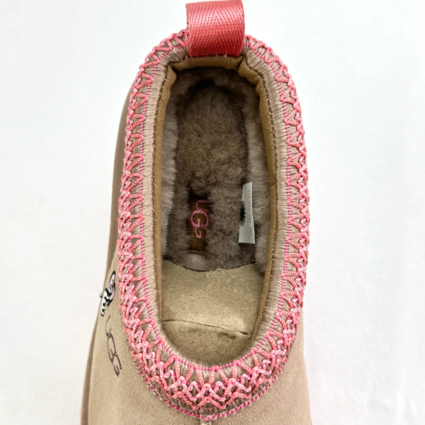 💰400 UGG Tats series thickened model Mule style toe-cap 5CM half slippers Ethnic style autumn and winter snow boots High-quality sheepskin and wool Integrated with high quality Warmth and heat sealing Made of TPU molded suede upper material Embedded with artificial curly wool plush lining and 10mm UGGPURE™ implanted wool lining and removable UGGPURE™ implanted wool insole Lightweight non-slip and comfortable rubber outsole with brand LOGO With complete packaging Official item number: 11225532722 Size: 35 36 37 38 39 40